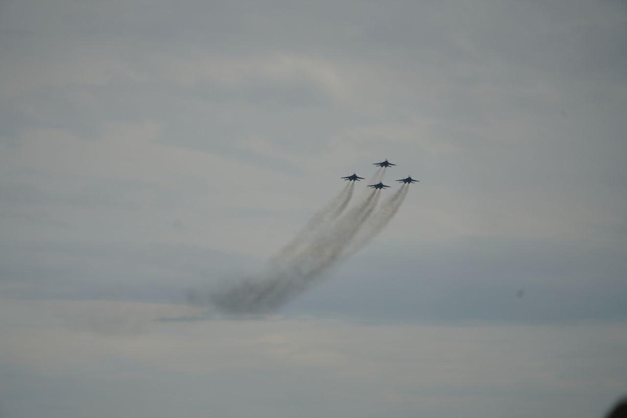 Фото В Новосибирске завершилось грандиозное авиашоу: завораживающие кадры самолётов и вертолётов в небе 29